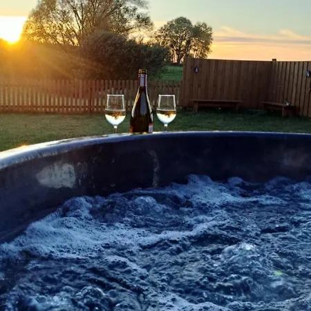 Letniskowy Ze Stawem Hébergement de vacances *